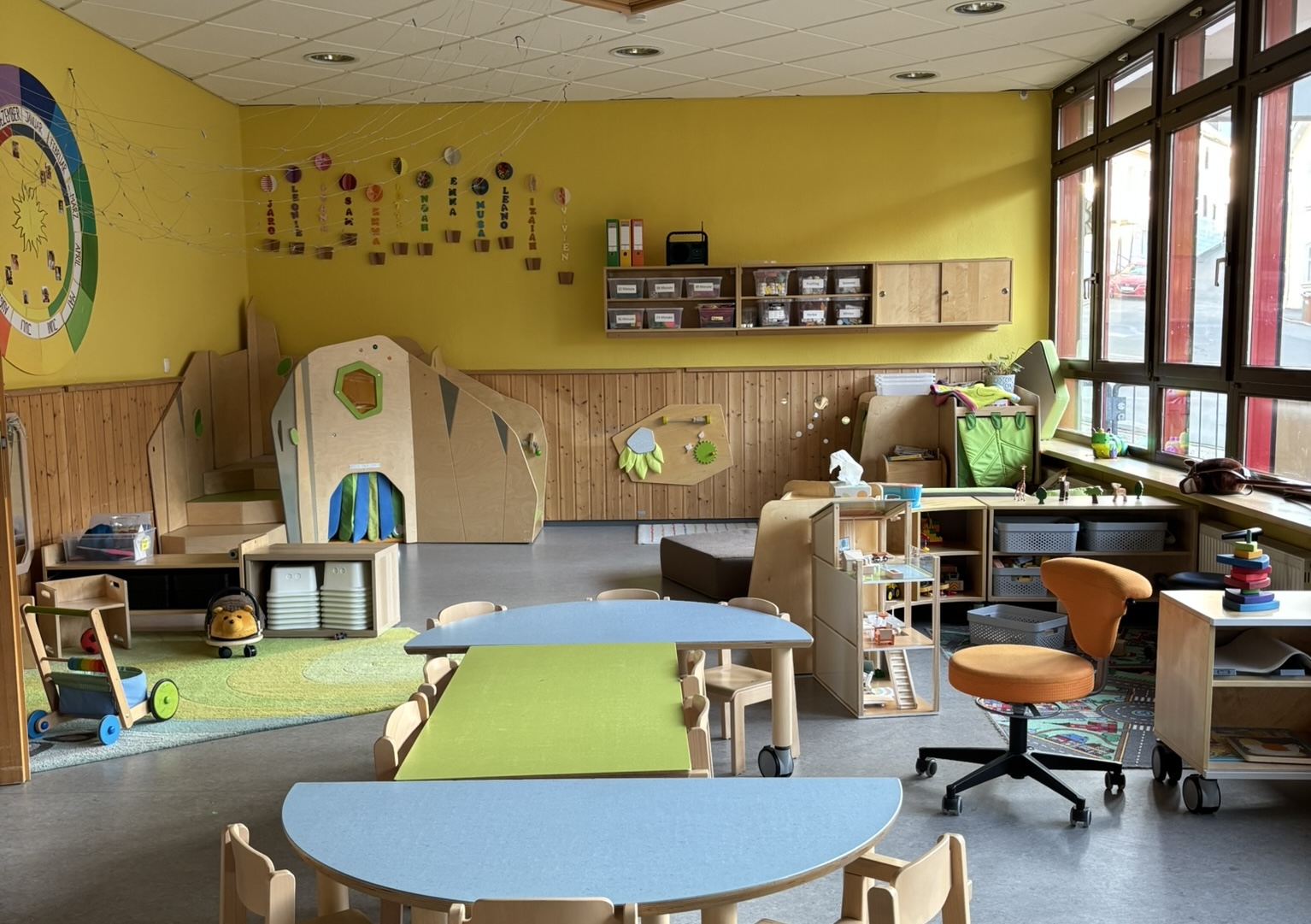 Gelber Gruppenraum